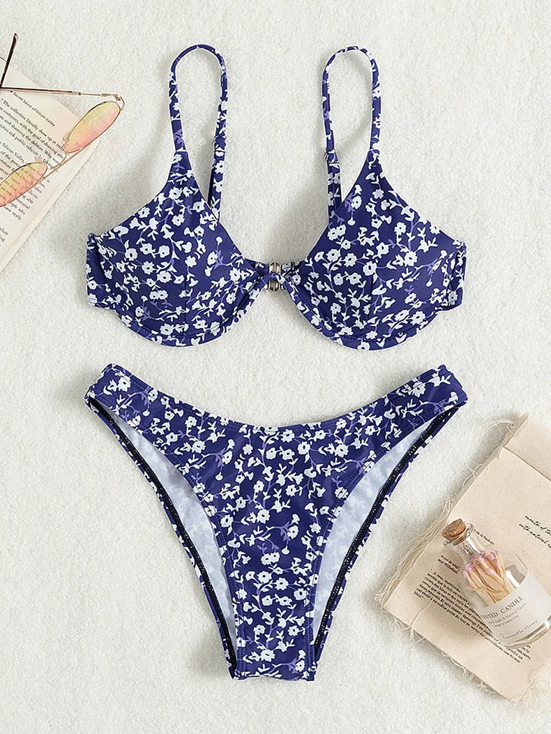 Bloemen marineblauwe bikini