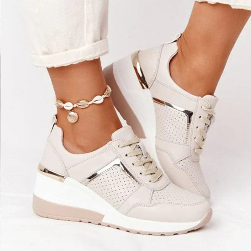 Sneakers met metalen details en sleehak